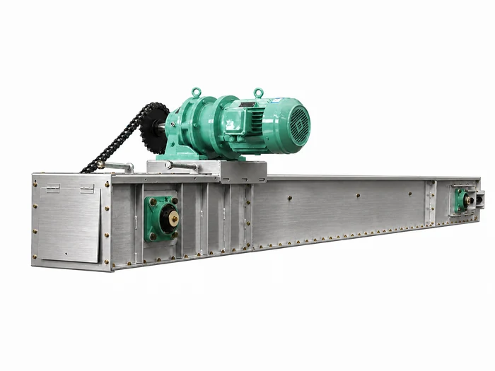 Enclosed stainless steel scraper conveyor with chain drive